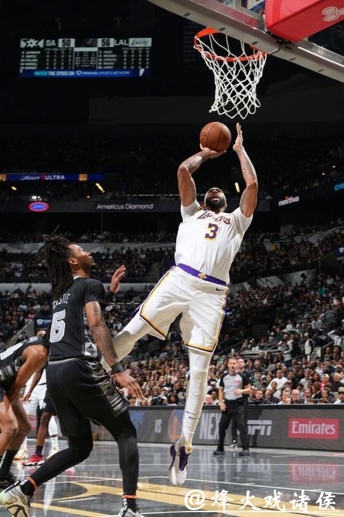 詹姆斯连4场三双浓眉40+12 湖人险胜马刺4连胜 詹姆斯连4场三双浓眉40+12 湖人险胜马刺4连胜